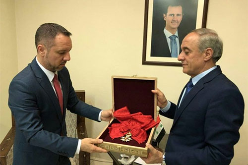 No es un honor llevar una medalla de un “Estado esclavo del régimen estadounidense”